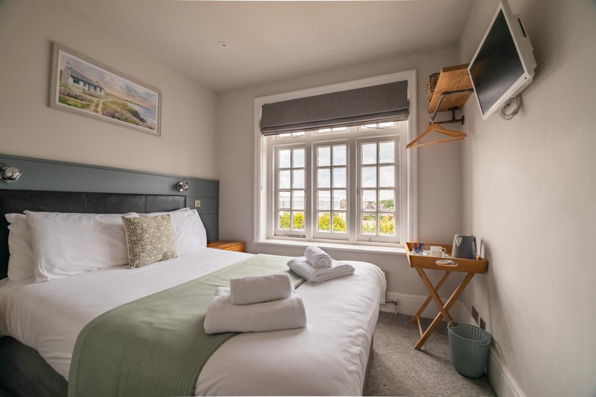 The Bay Hotel Певънси Екстериор снимка