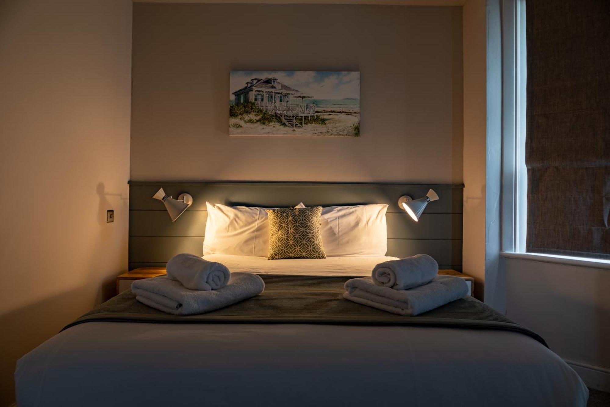 The Bay Hotel Певънси Екстериор снимка
