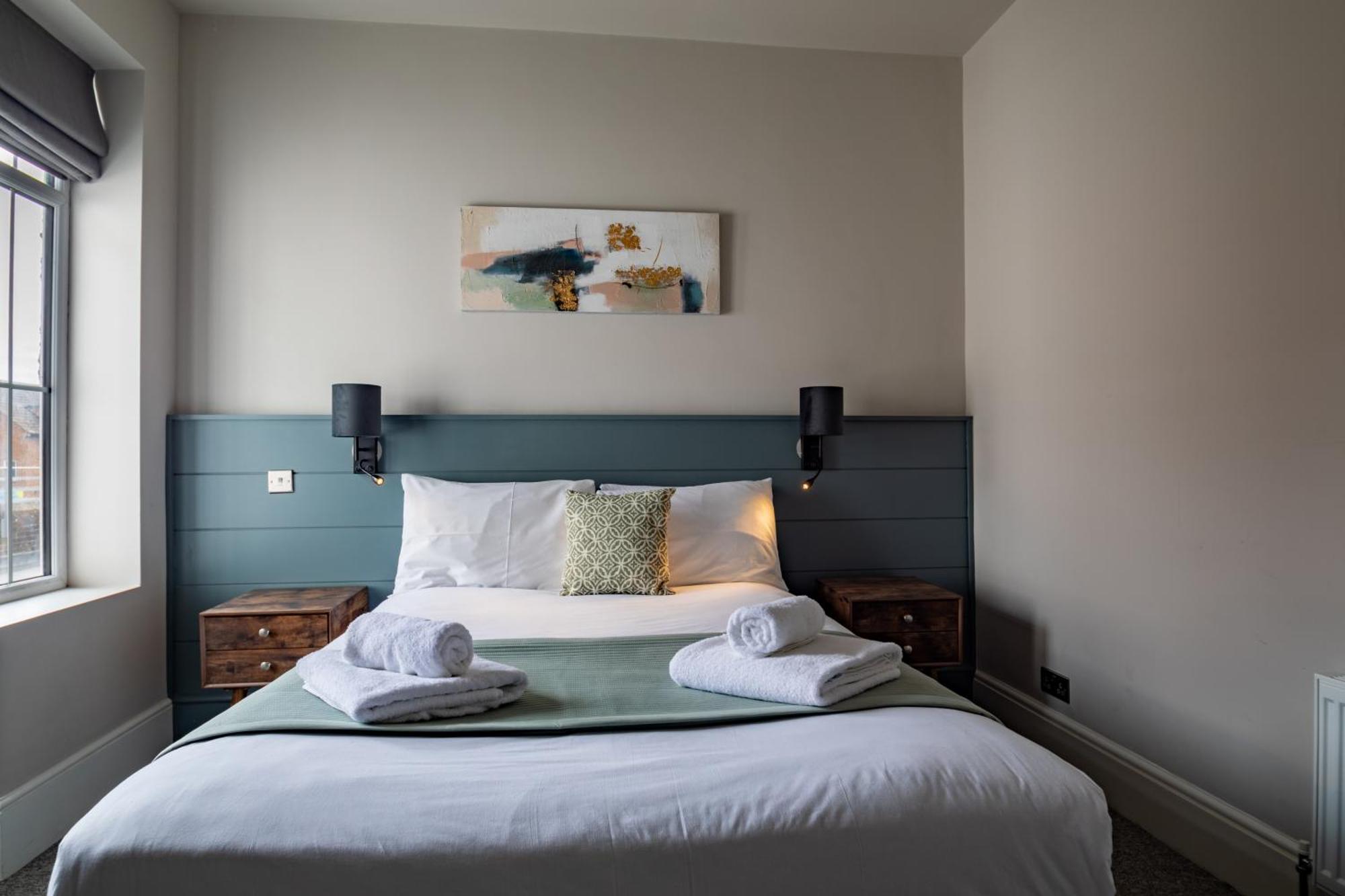 The Bay Hotel Певънси Екстериор снимка
