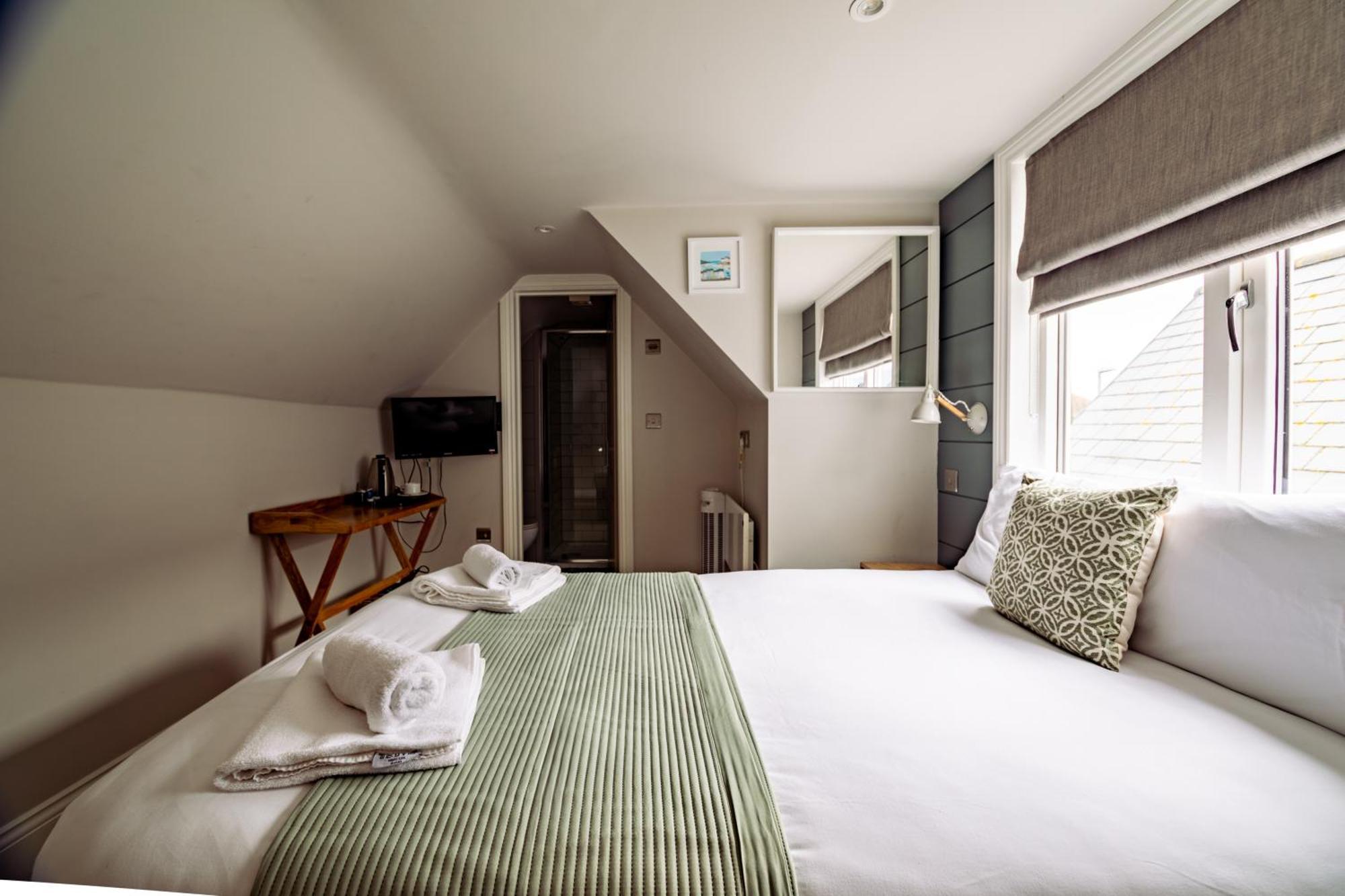 The Bay Hotel Певънси Екстериор снимка