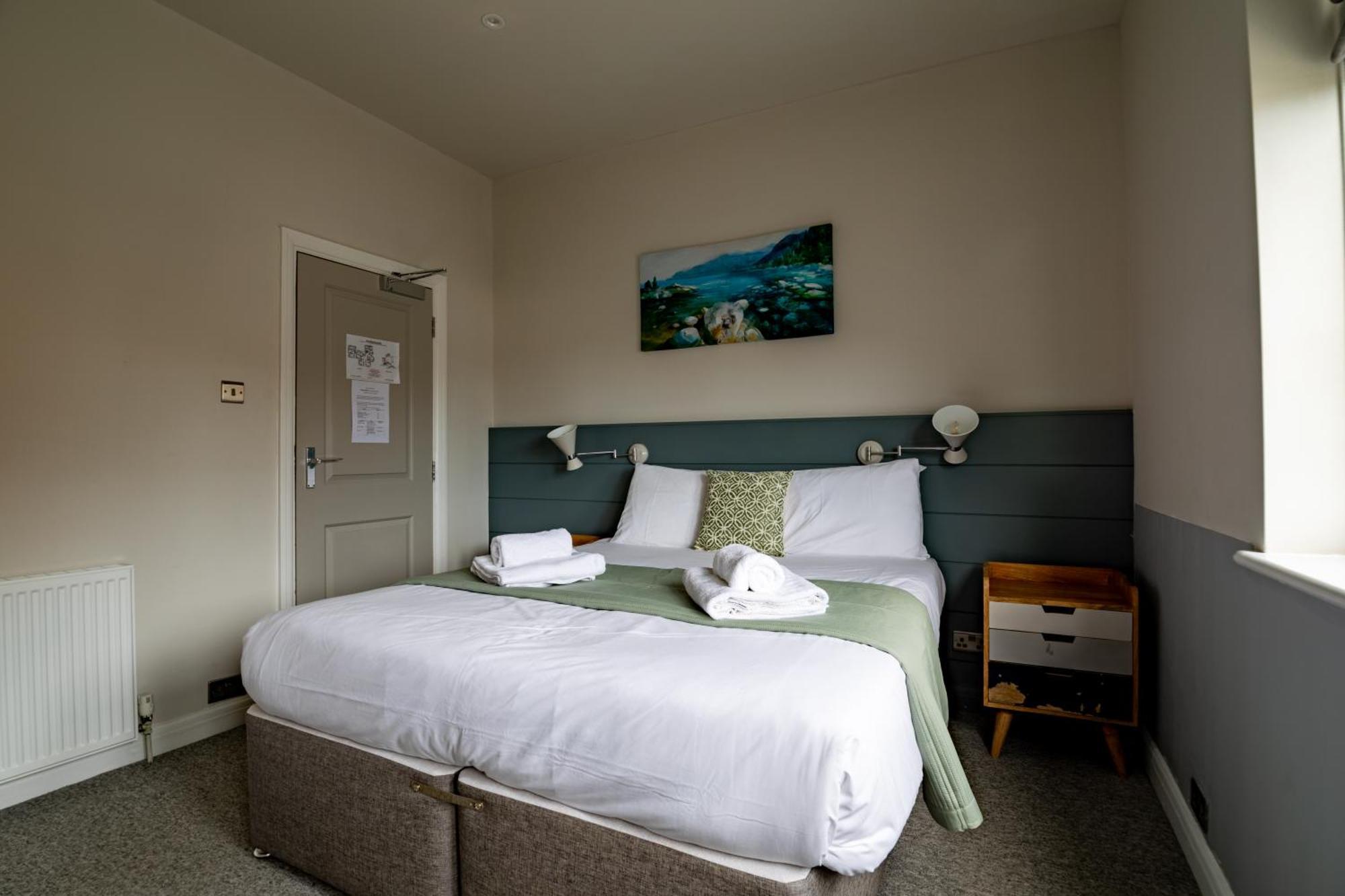 The Bay Hotel Певънси Екстериор снимка