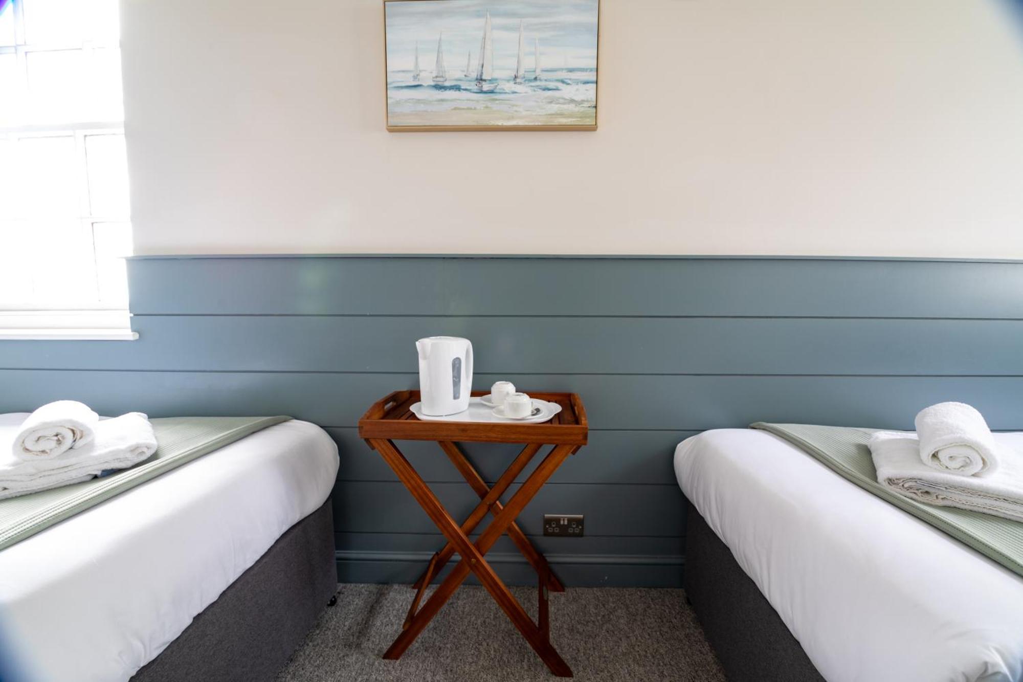 The Bay Hotel Певънси Екстериор снимка