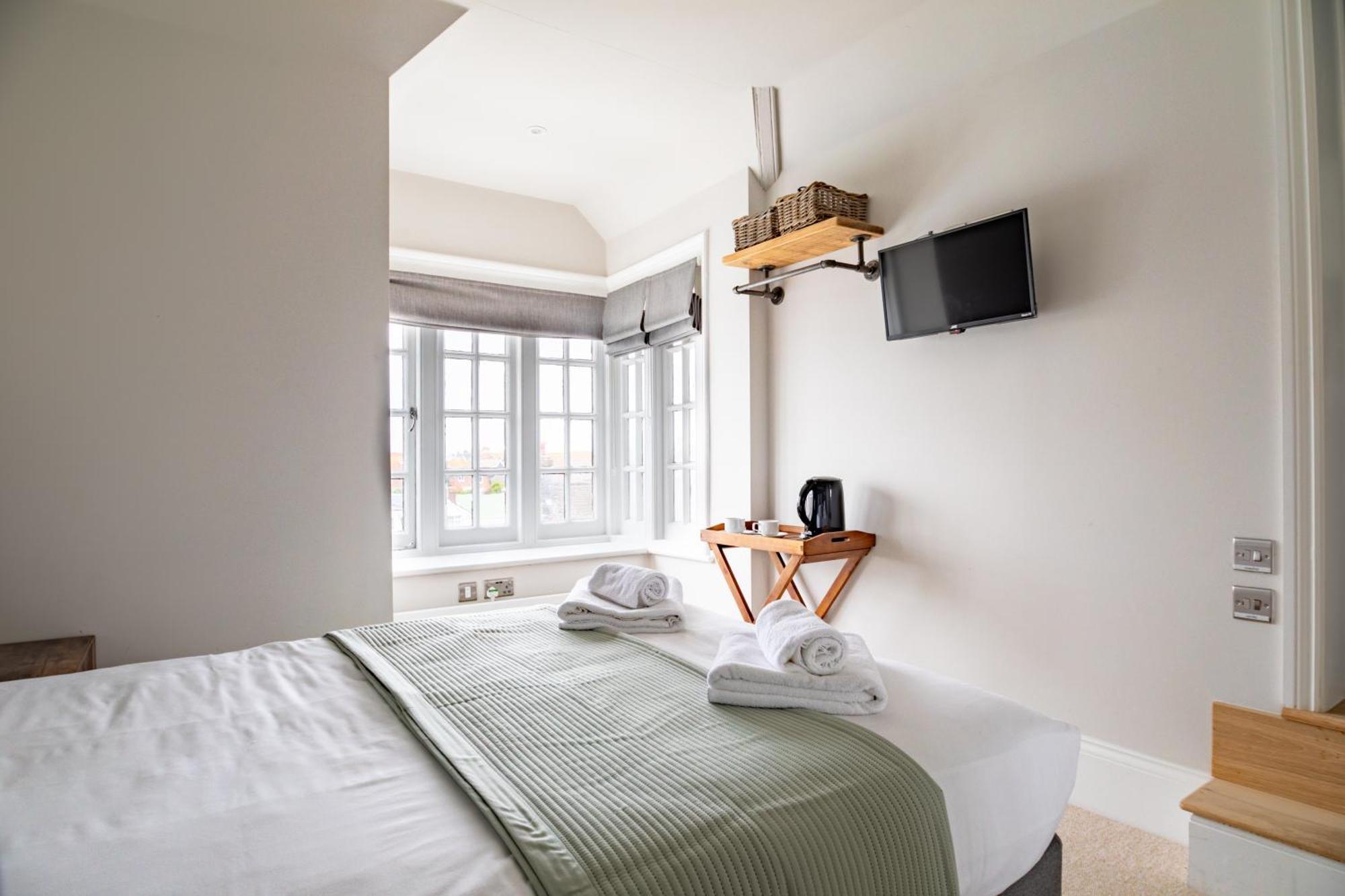 The Bay Hotel Певънси Екстериор снимка