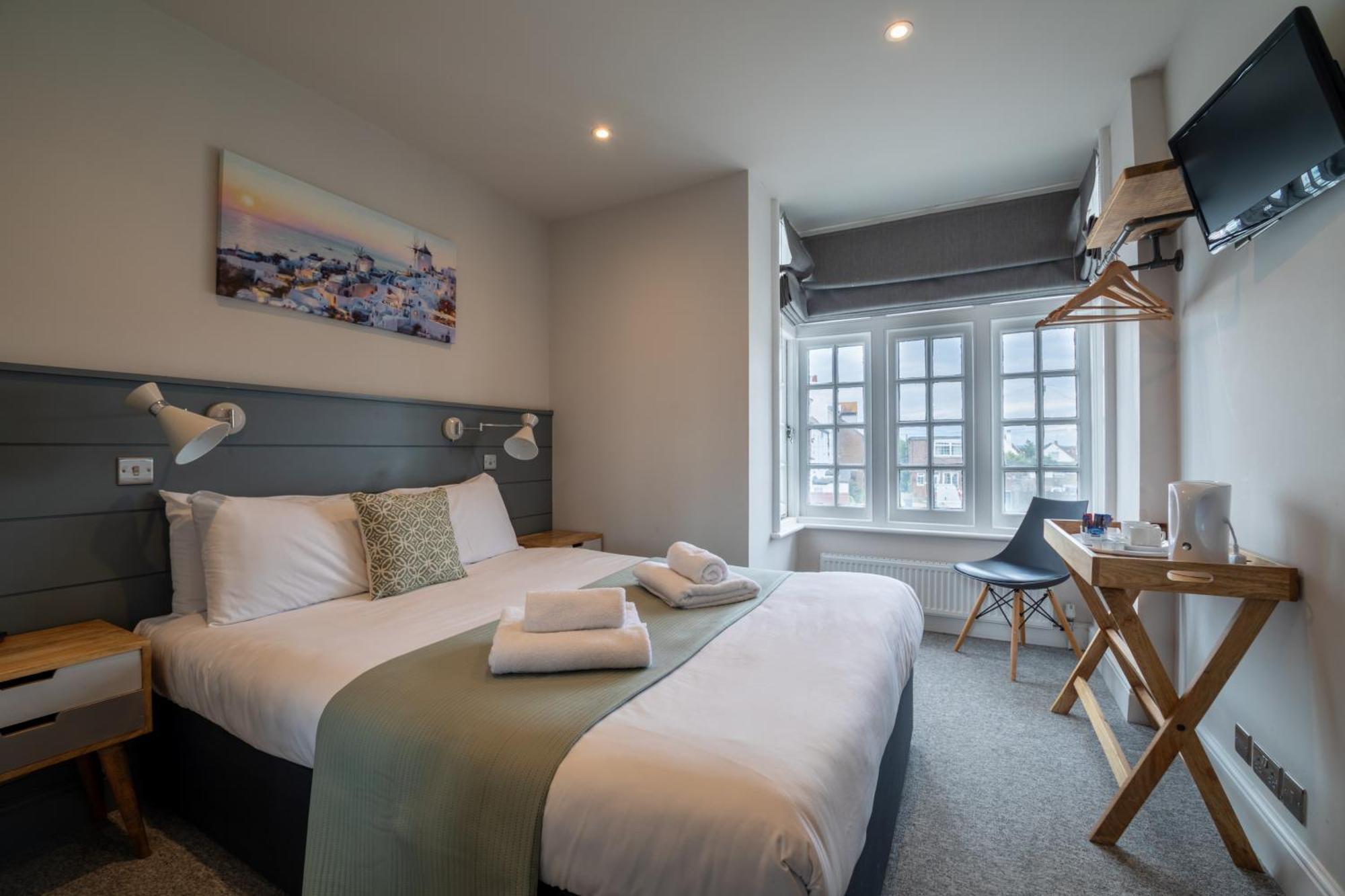 The Bay Hotel Певънси Екстериор снимка
