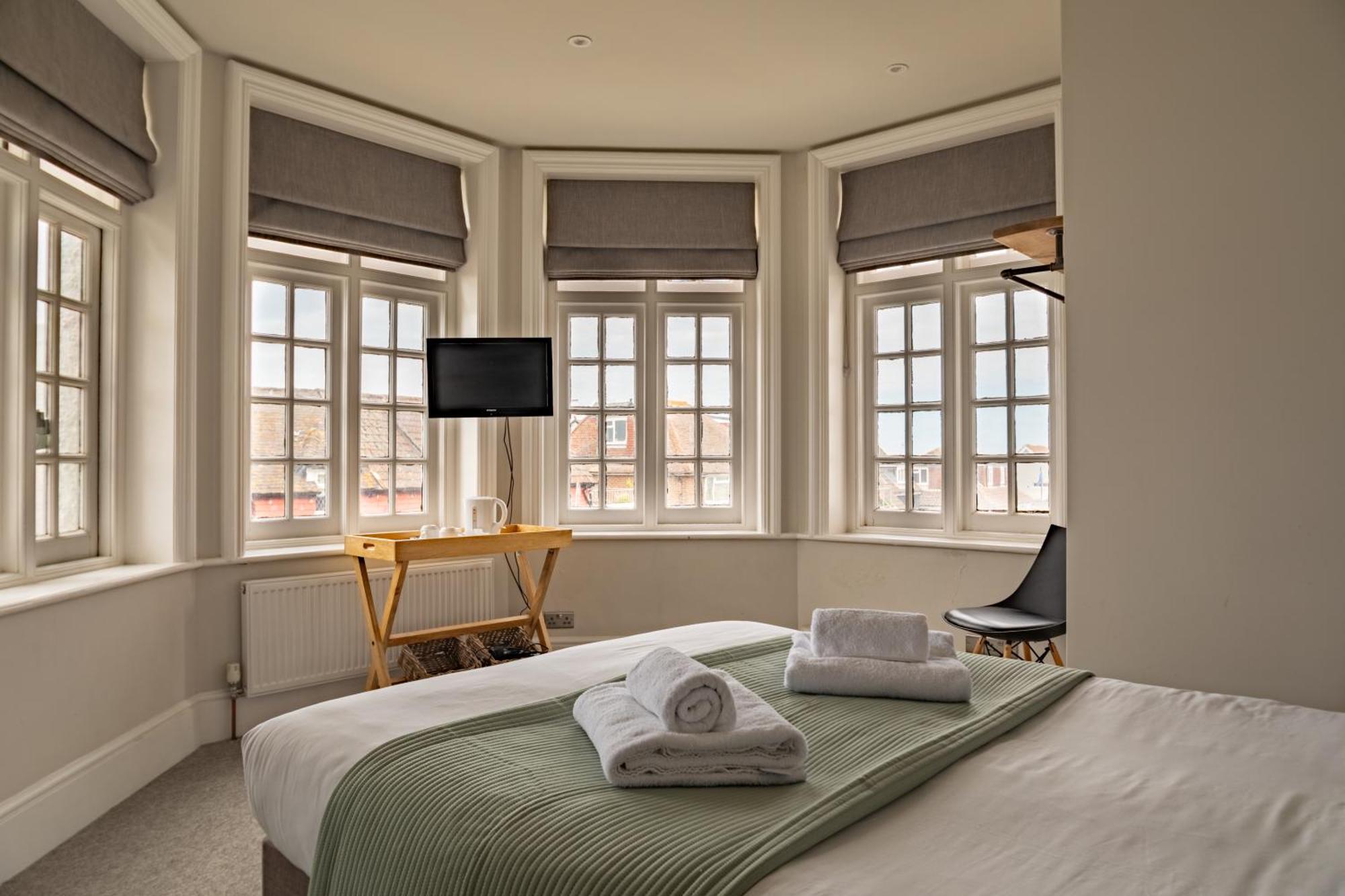 The Bay Hotel Певънси Екстериор снимка