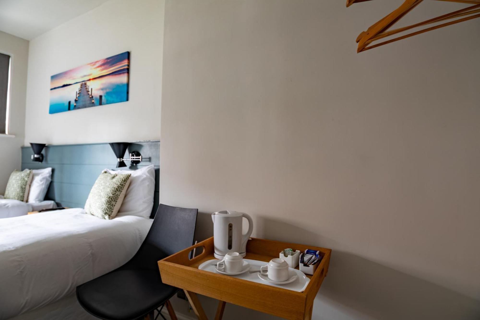 The Bay Hotel Певънси Екстериор снимка