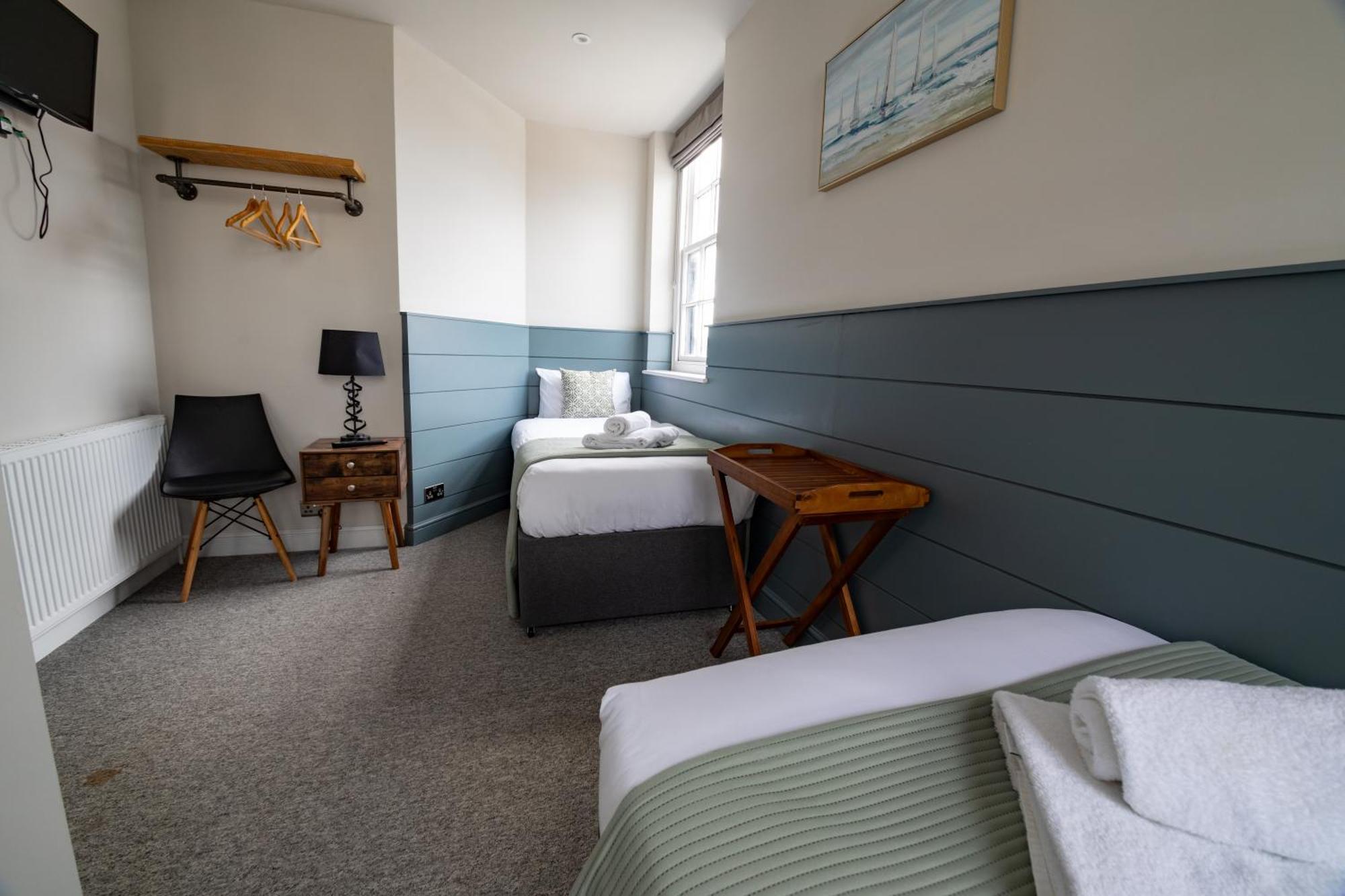 The Bay Hotel Певънси Екстериор снимка