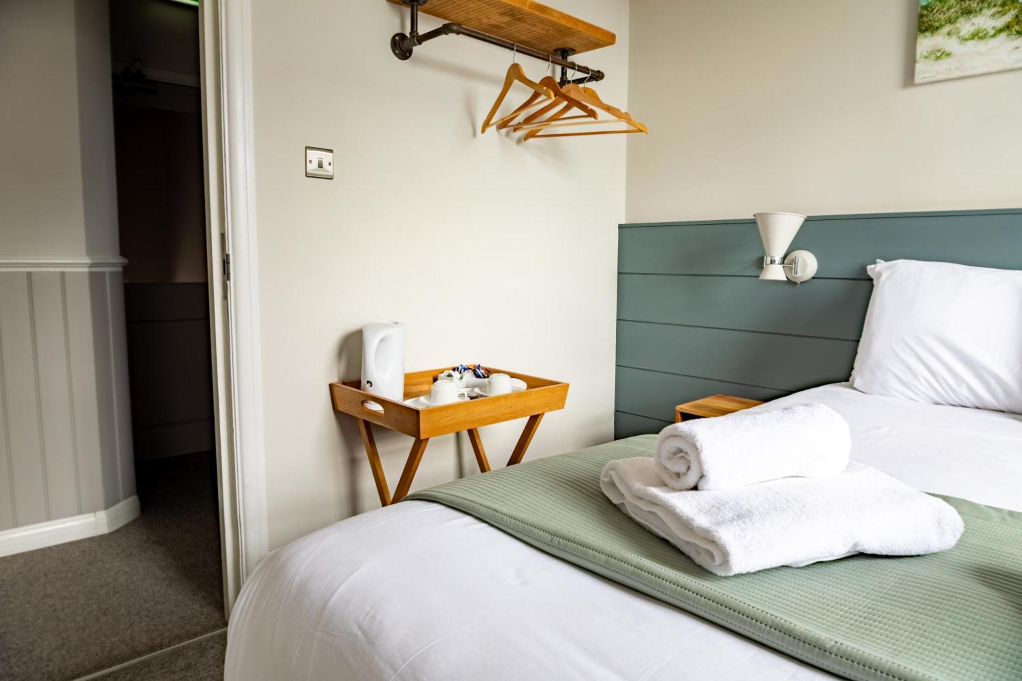 The Bay Hotel Певънси Екстериор снимка