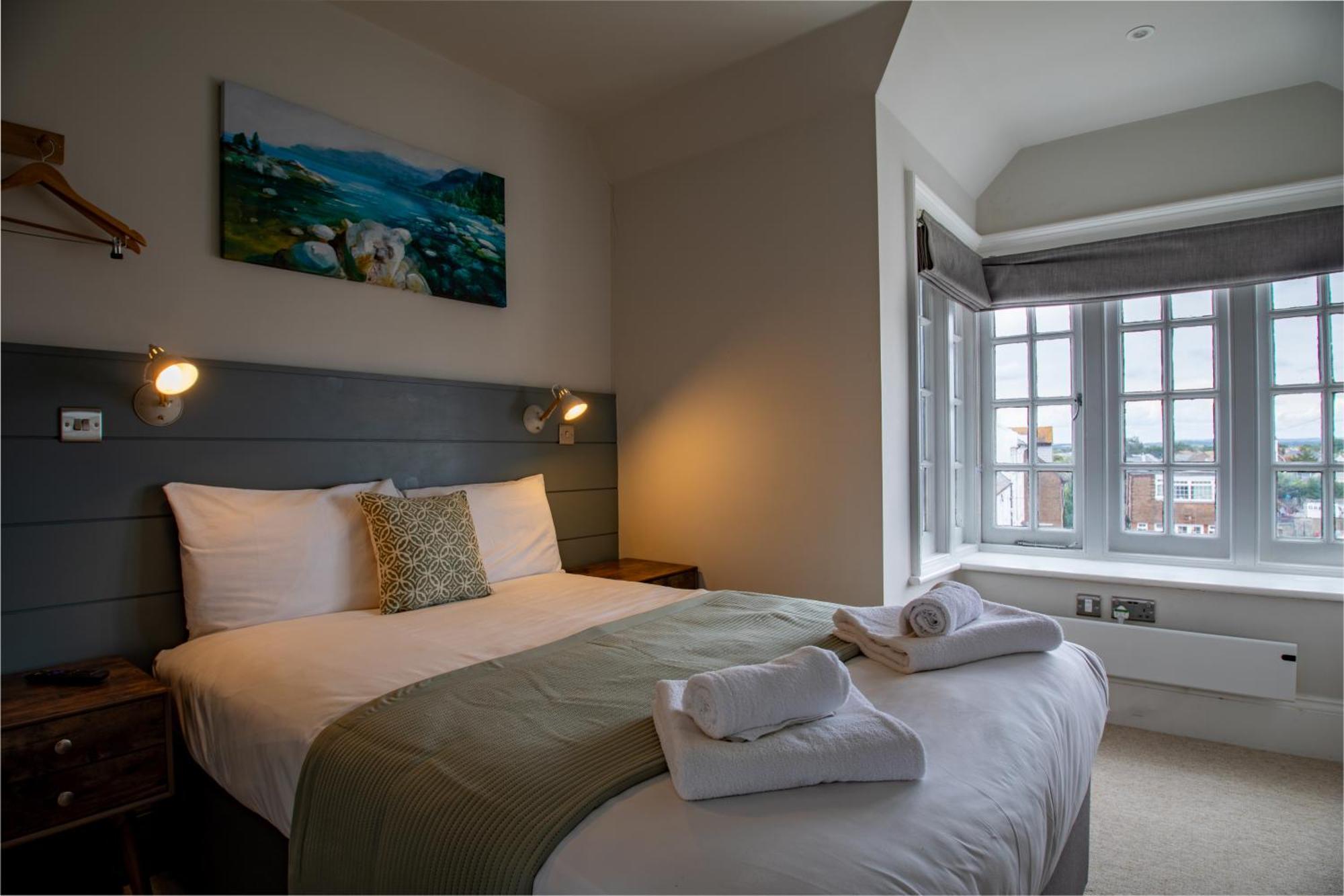 The Bay Hotel Певънси Екстериор снимка